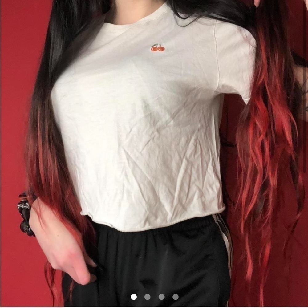 White baby tee crop top with cherries ❤️🤍
